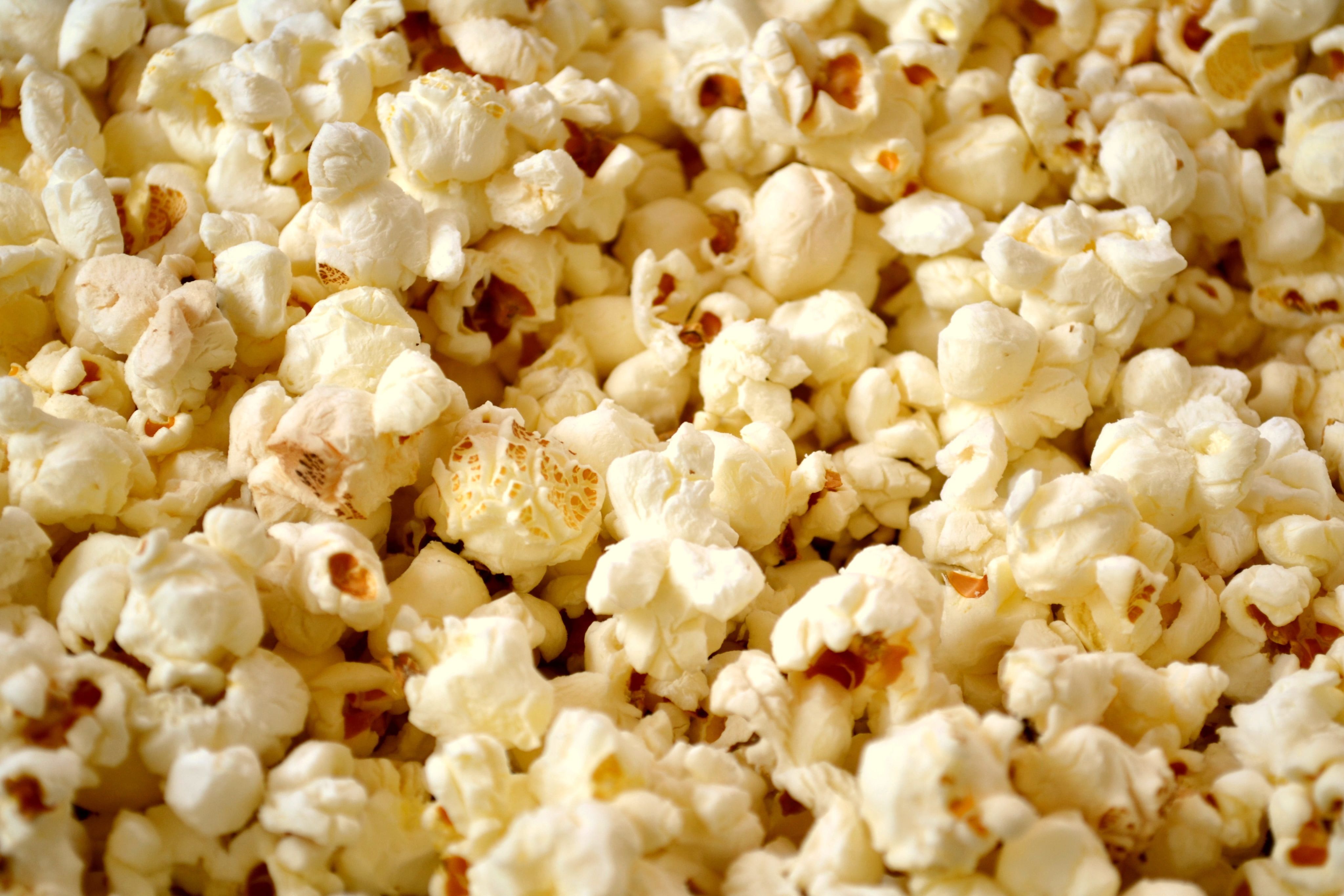 Una foto magnificada de unas palomitas de maíz.