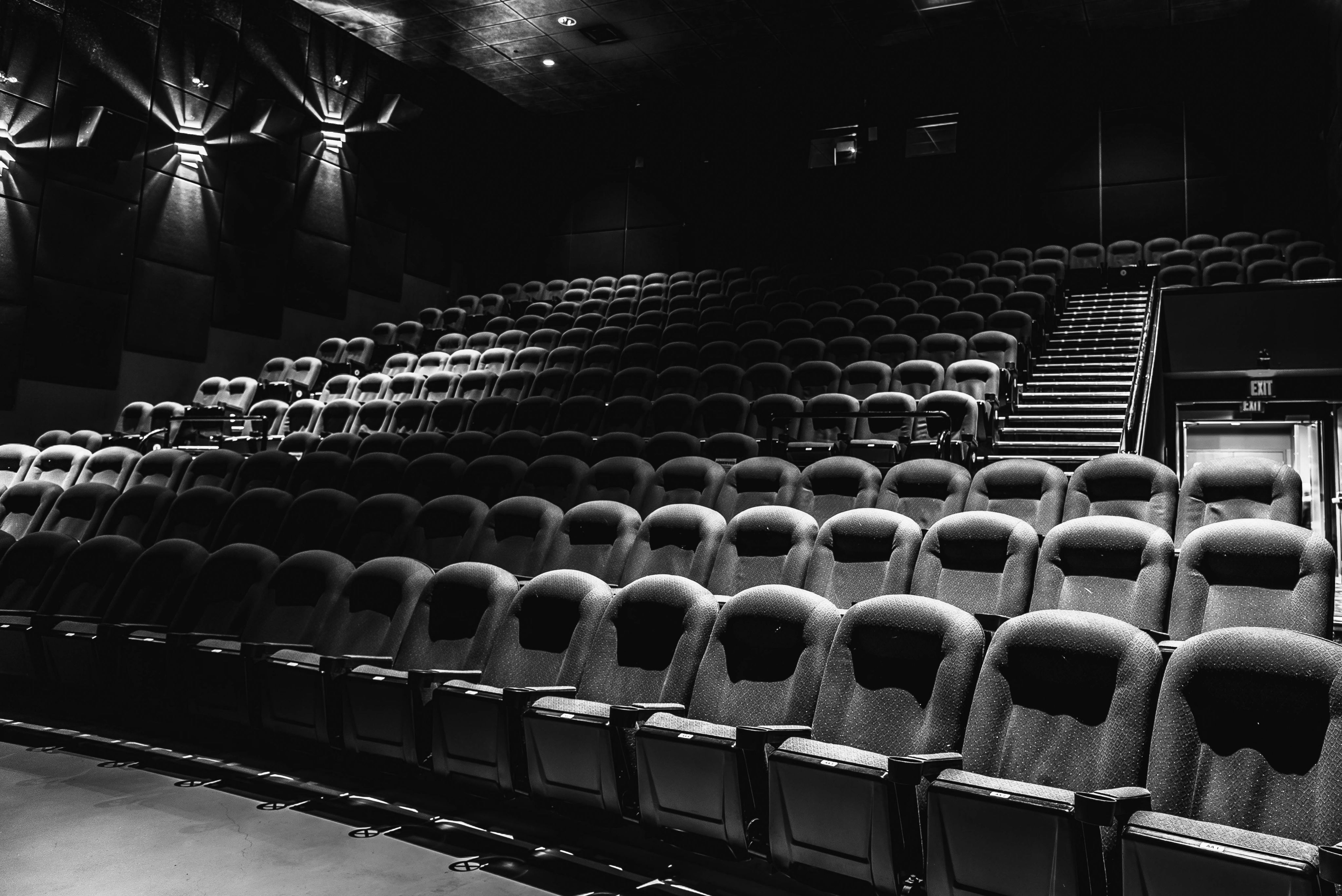 Butacas de cine en blanco y negro.