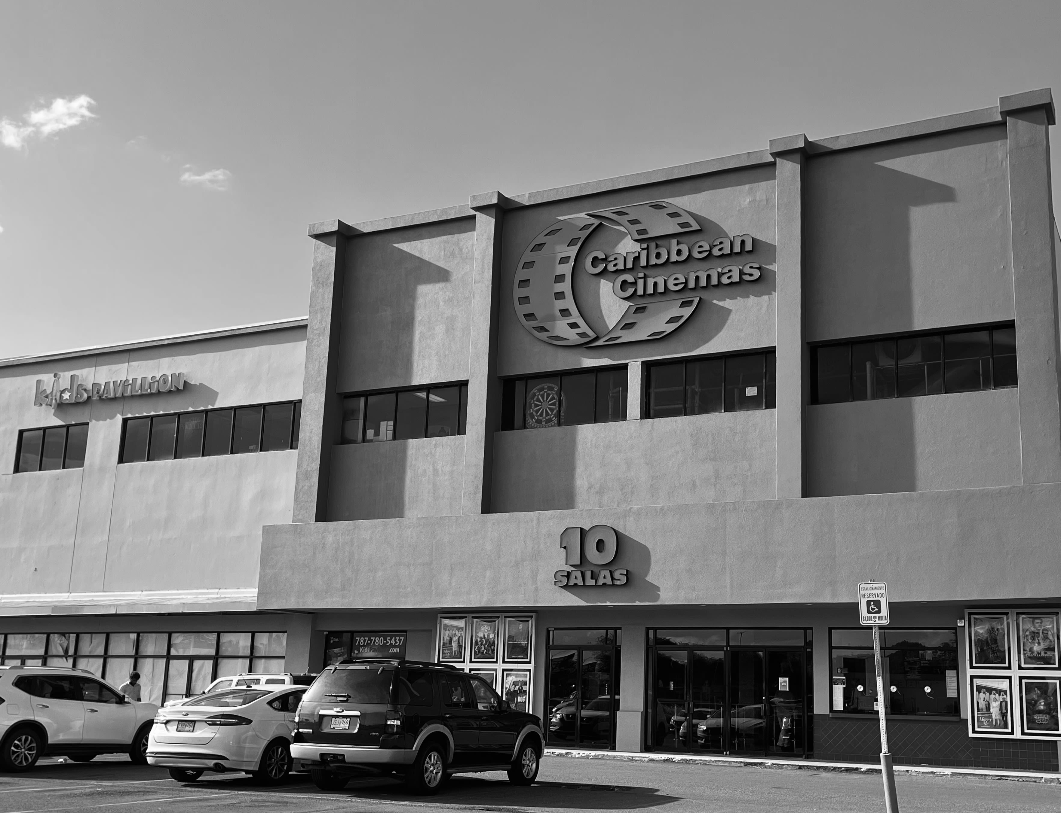 Foto en blanco y negro de la fachada de un Caribbean Cinemas.