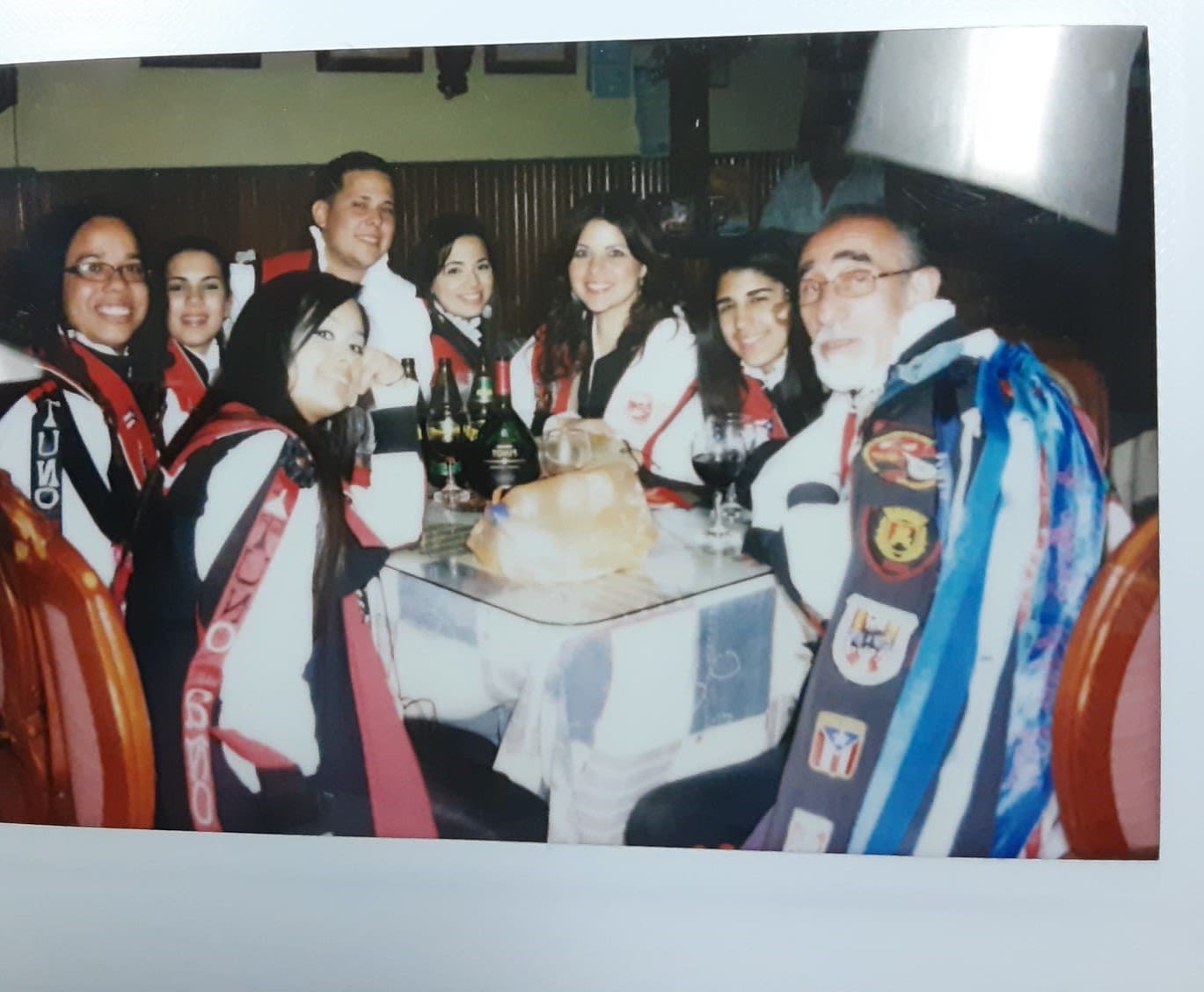 Miembros de la Tuna UPR comparten una cena