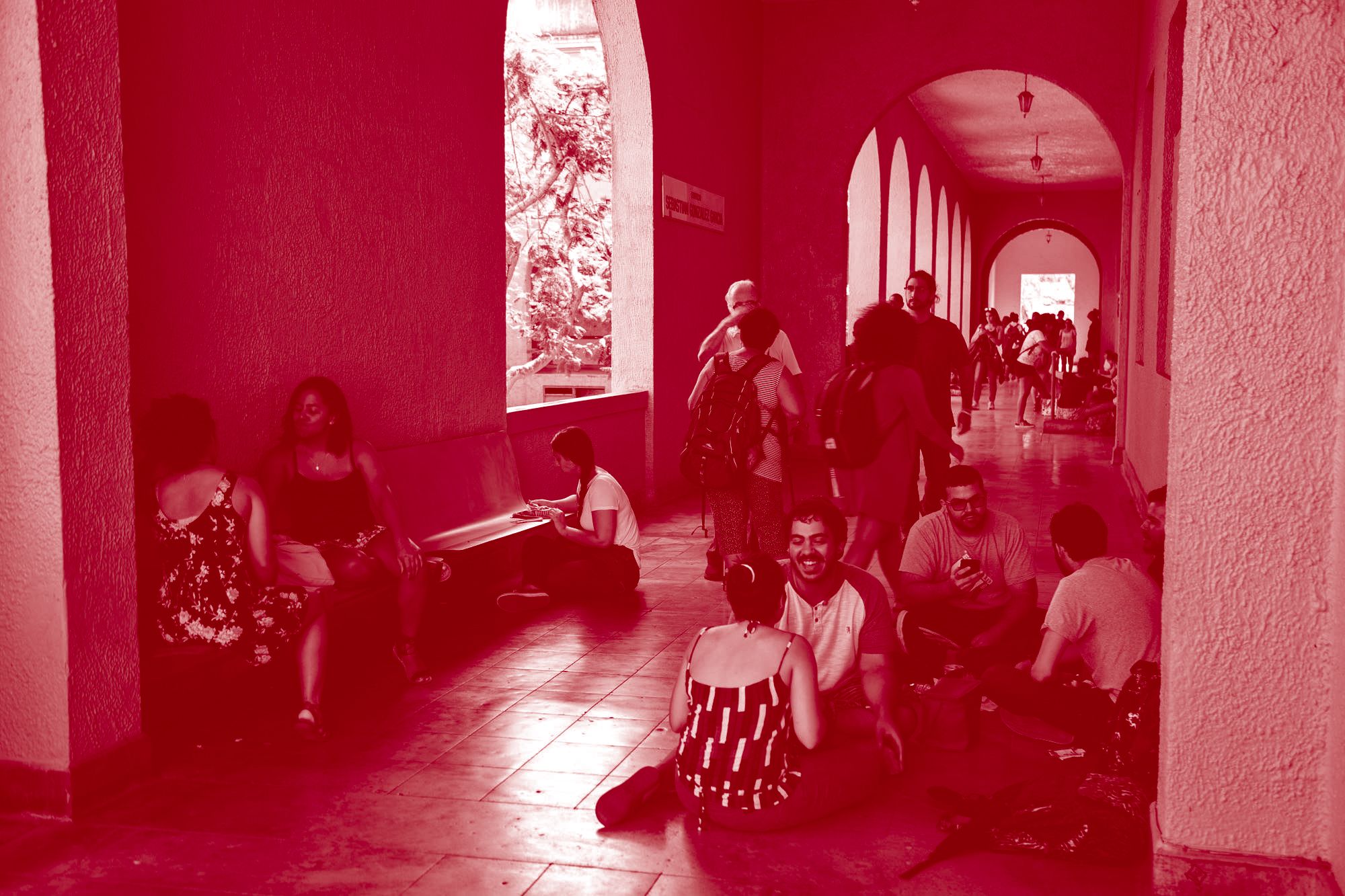 Estudiantes en pasillo del recinto