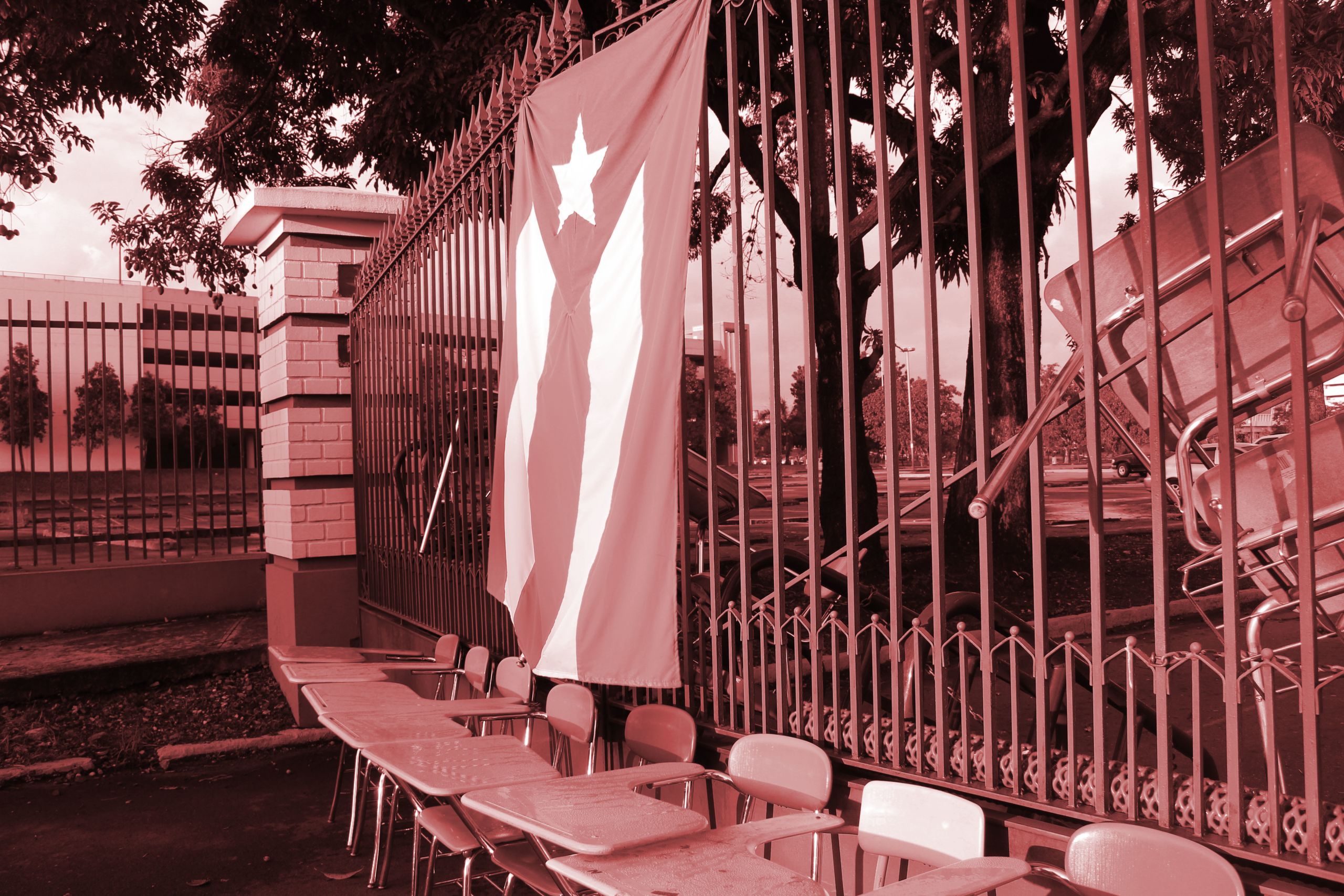 (Barricada frente a portón de la UPRRP Foto: Angelie García Ortiz, 2017)