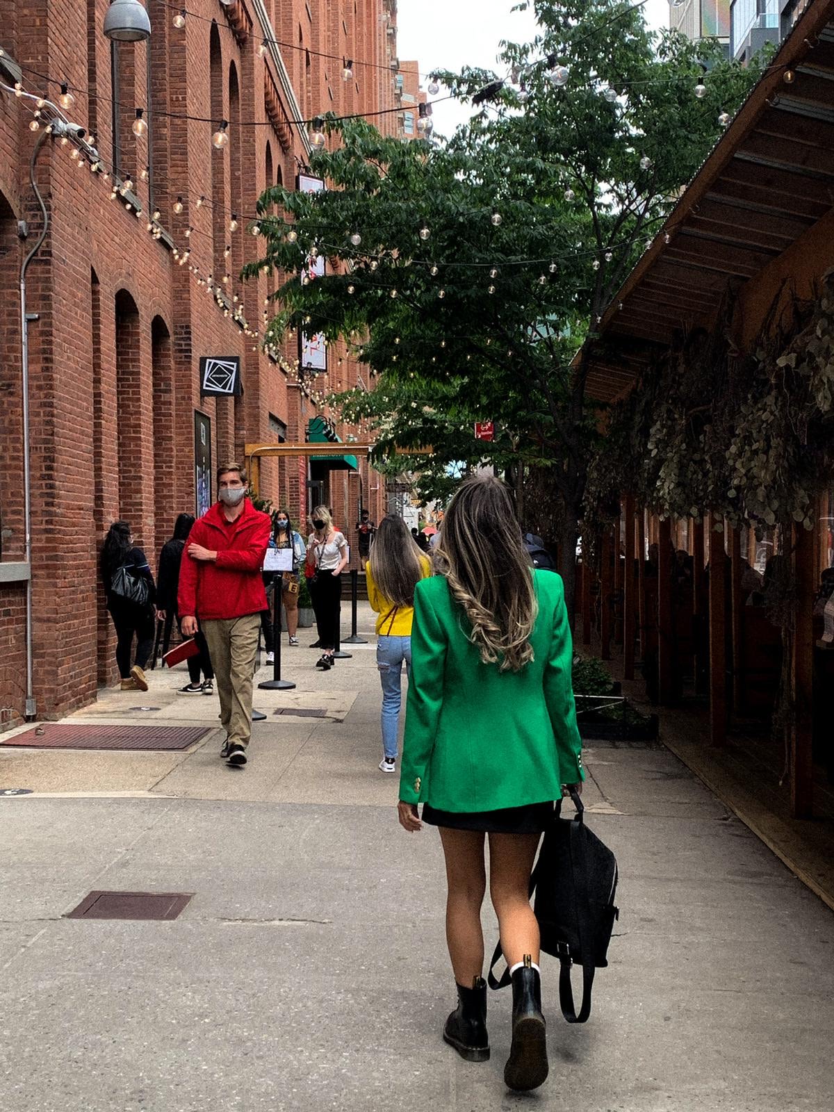 Foto de Valeria Badillo López dándole la espalda a la cámara. 