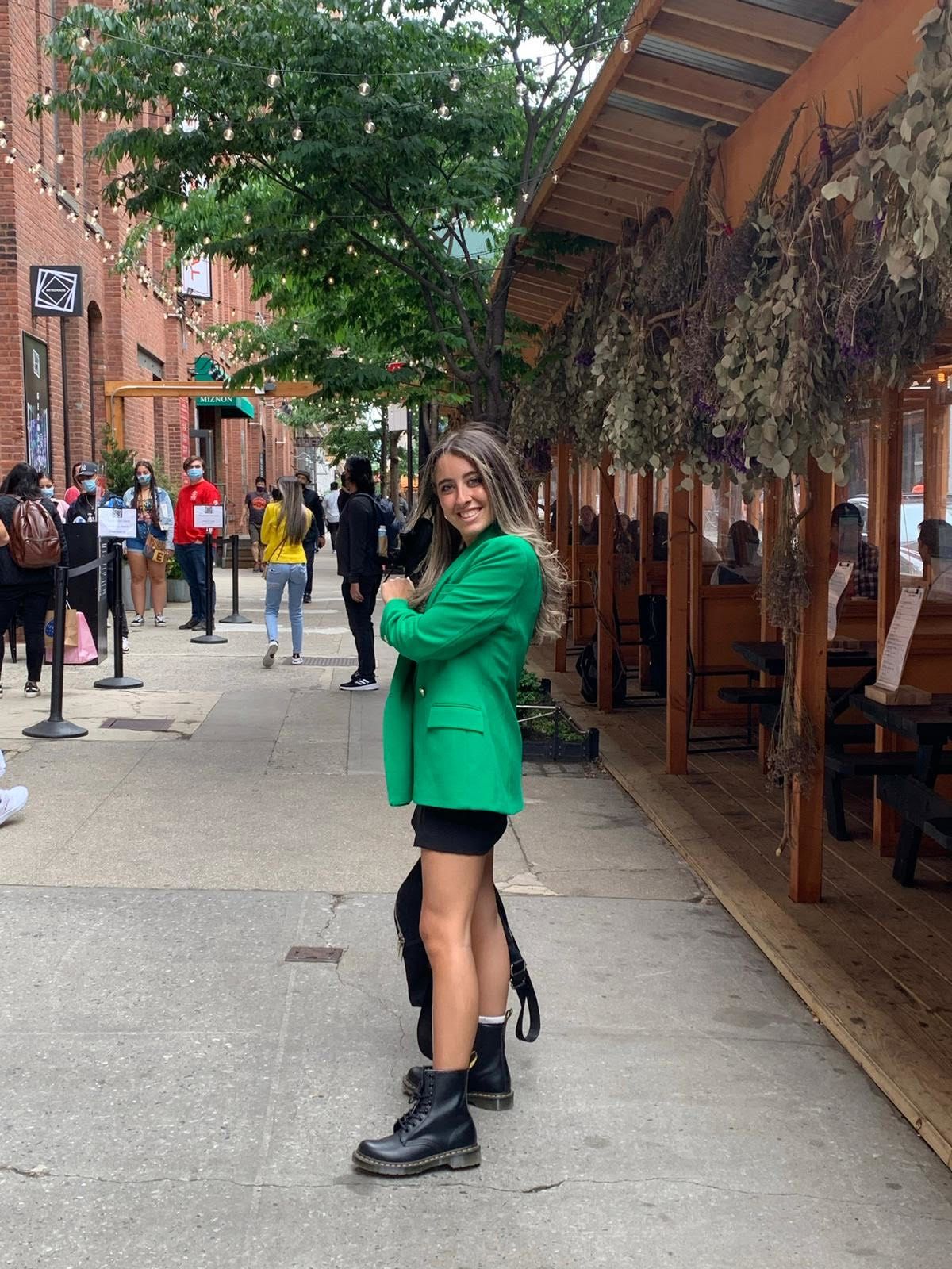Foto de Valeria Badillo López sonriendo hacia la cámara. 