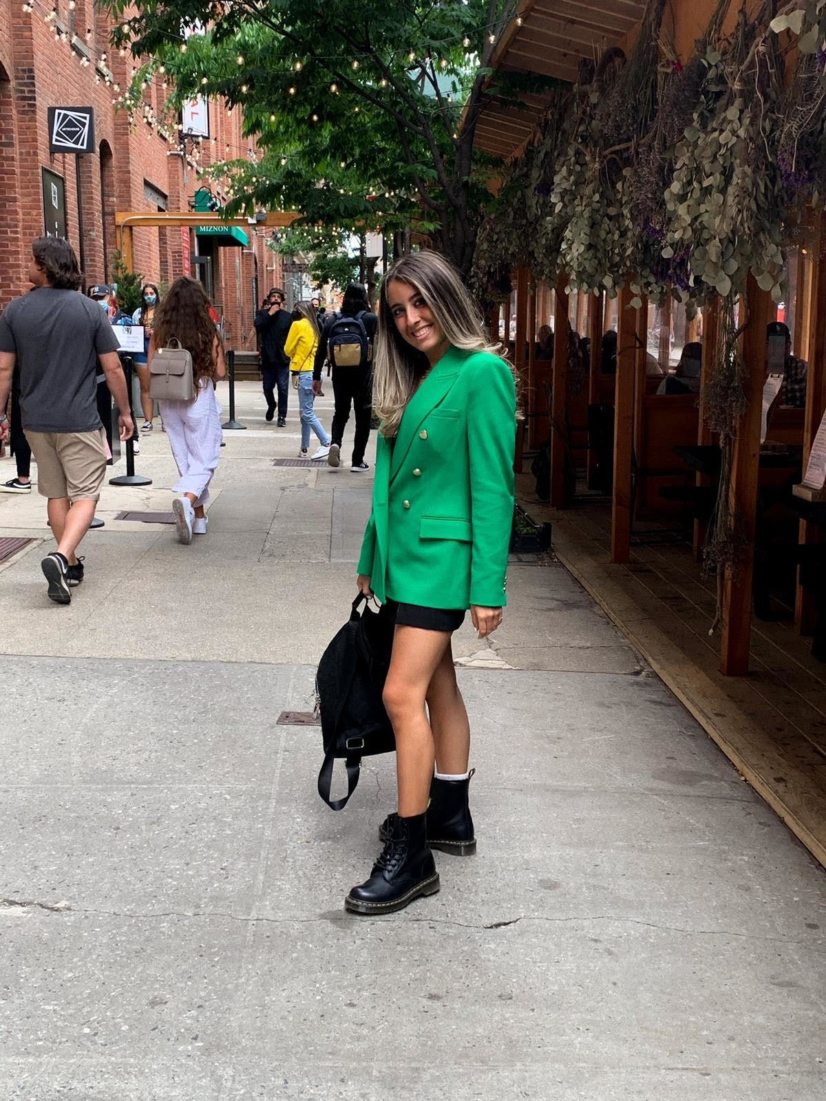 Foto de Valeria Badillo López sonriendo hacia la cámara. 