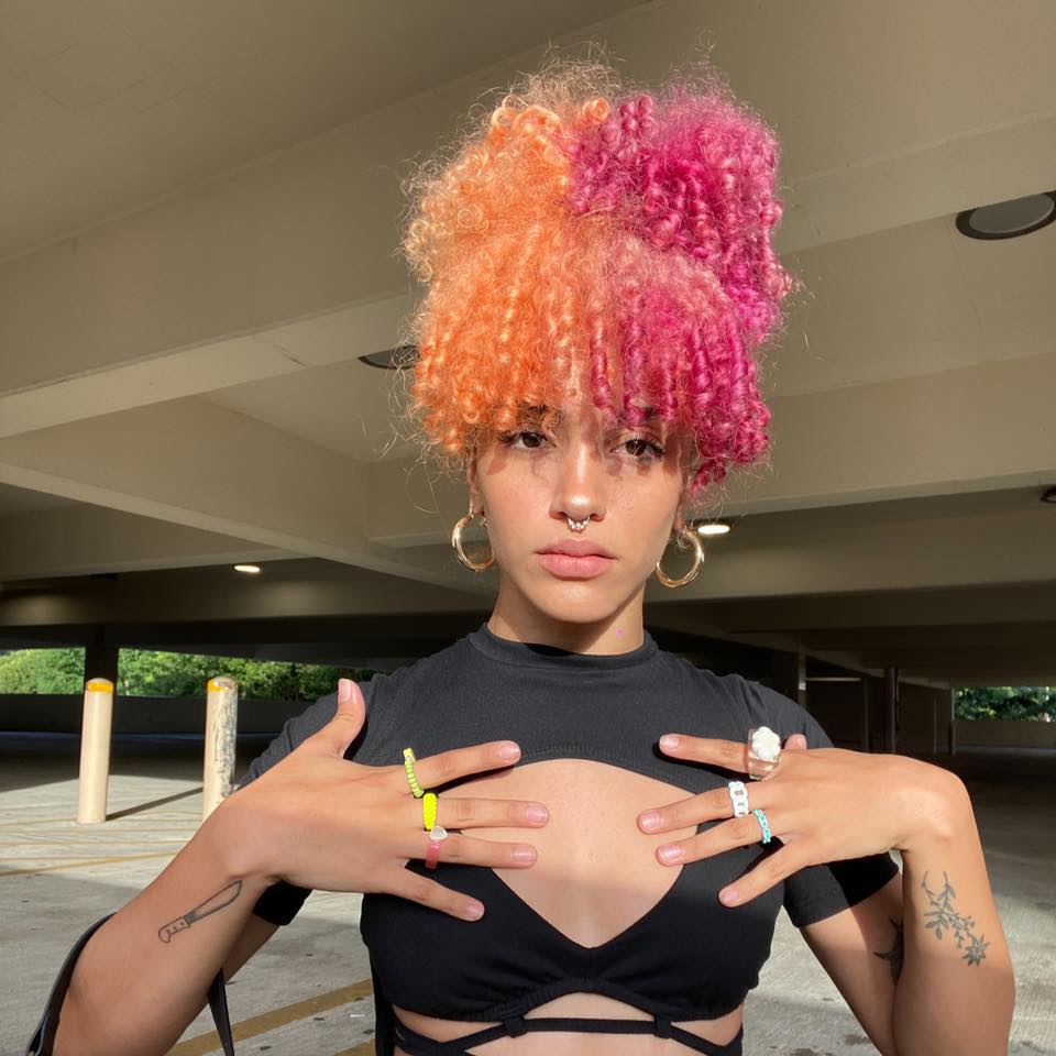 Retrato de Joan Correa Santiago mirando hacia la cámara.