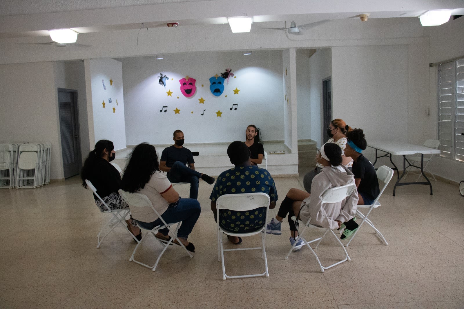 Estudiantes conversando con los maestros de música y teatro