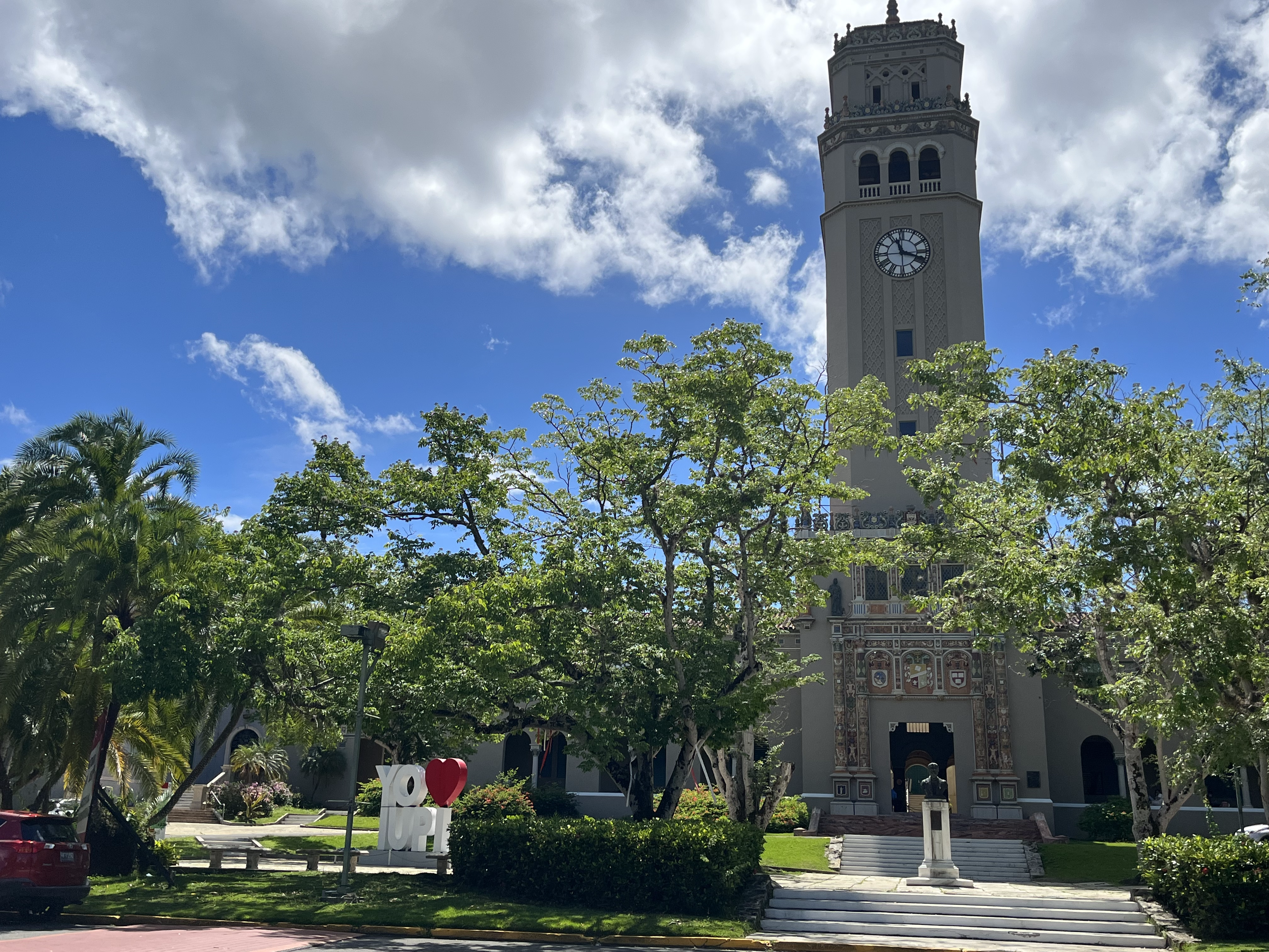 Foto de la torre Franklin Delano Roosevelt en la Universidad de Puerto Rico recinto de RÃo Piedras.