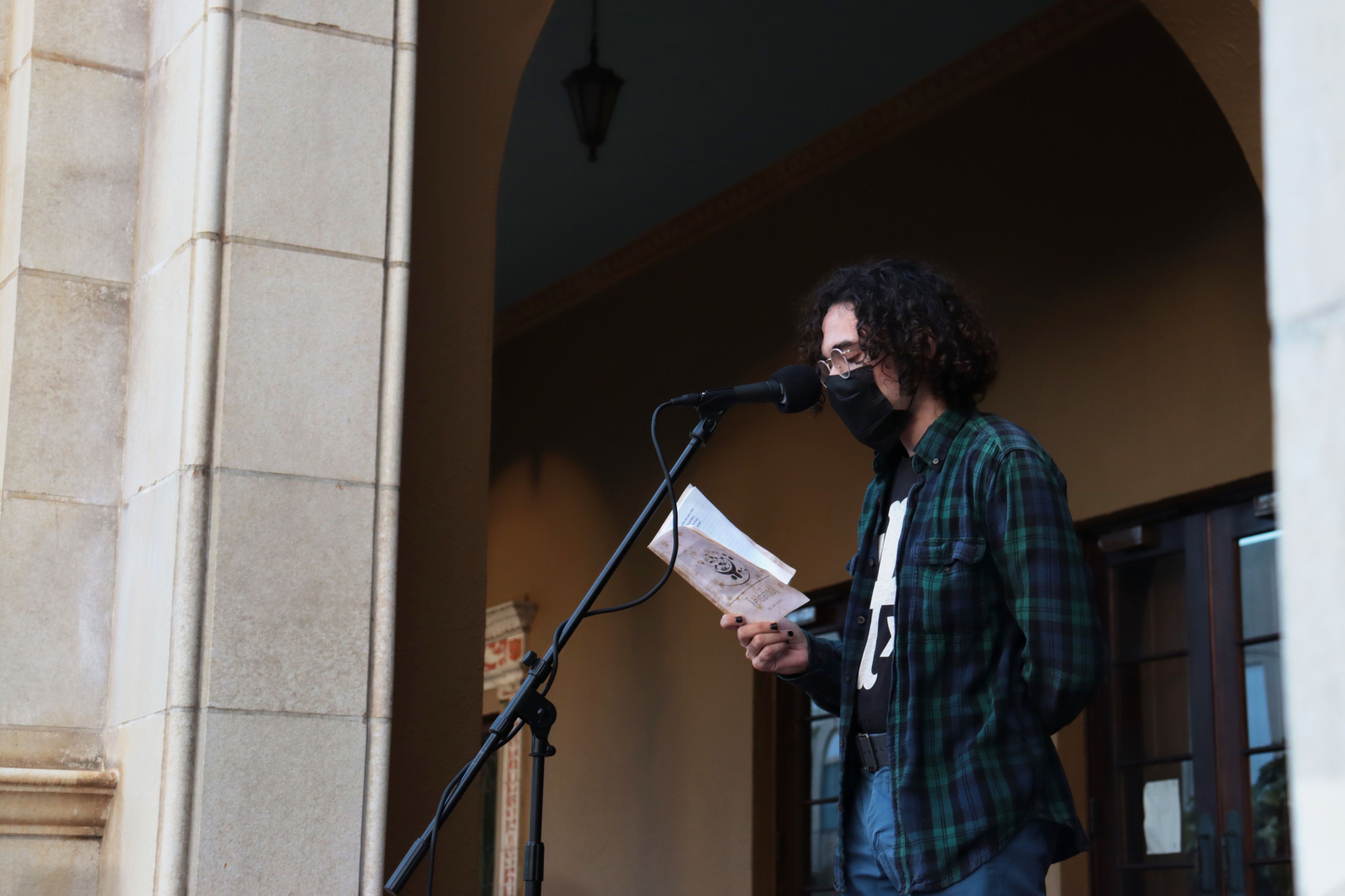 Estudiante recitando un poema frente al teatro de la IUPI.