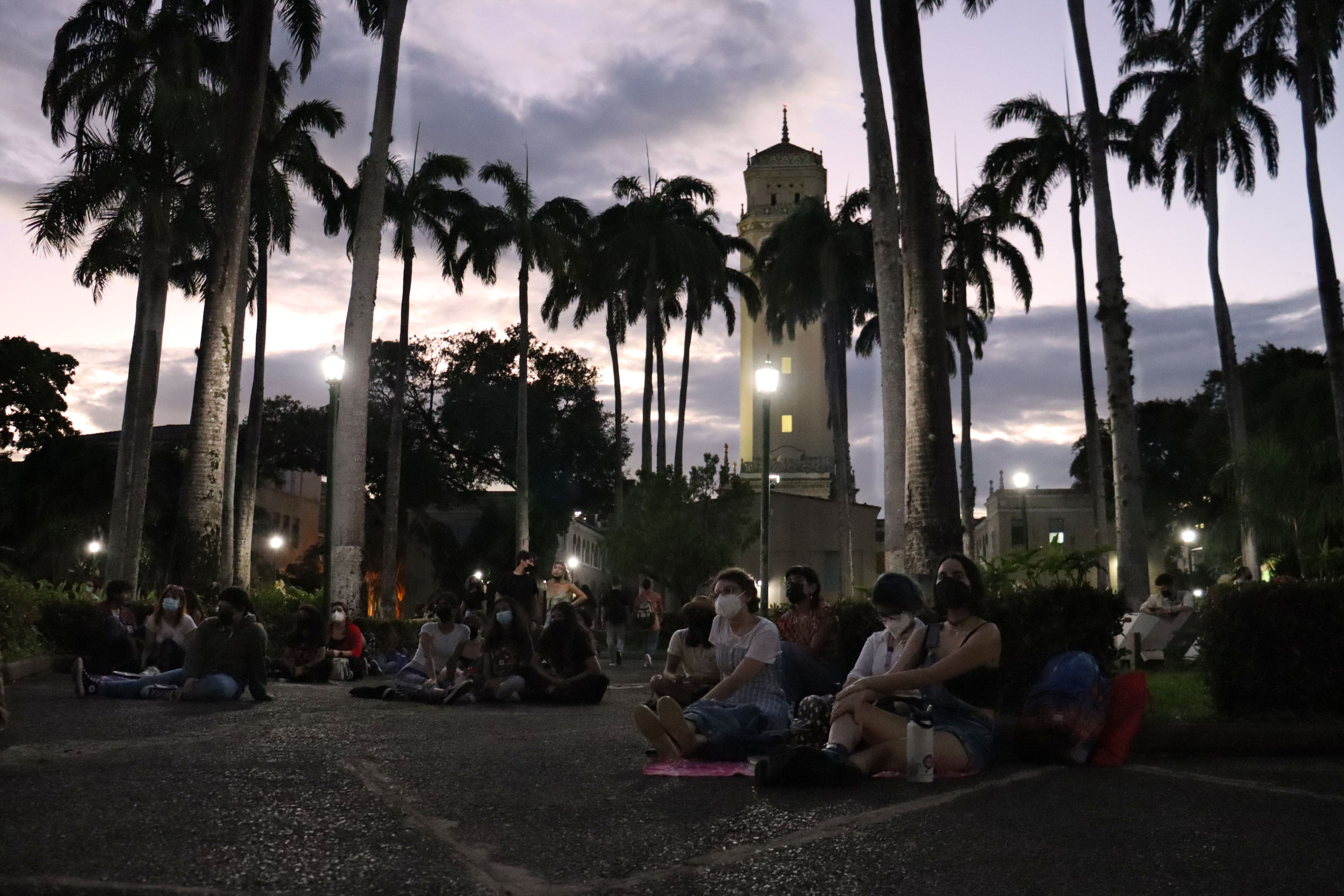 Foto de estudiantes reunidos frente al teatro de la IUPI 