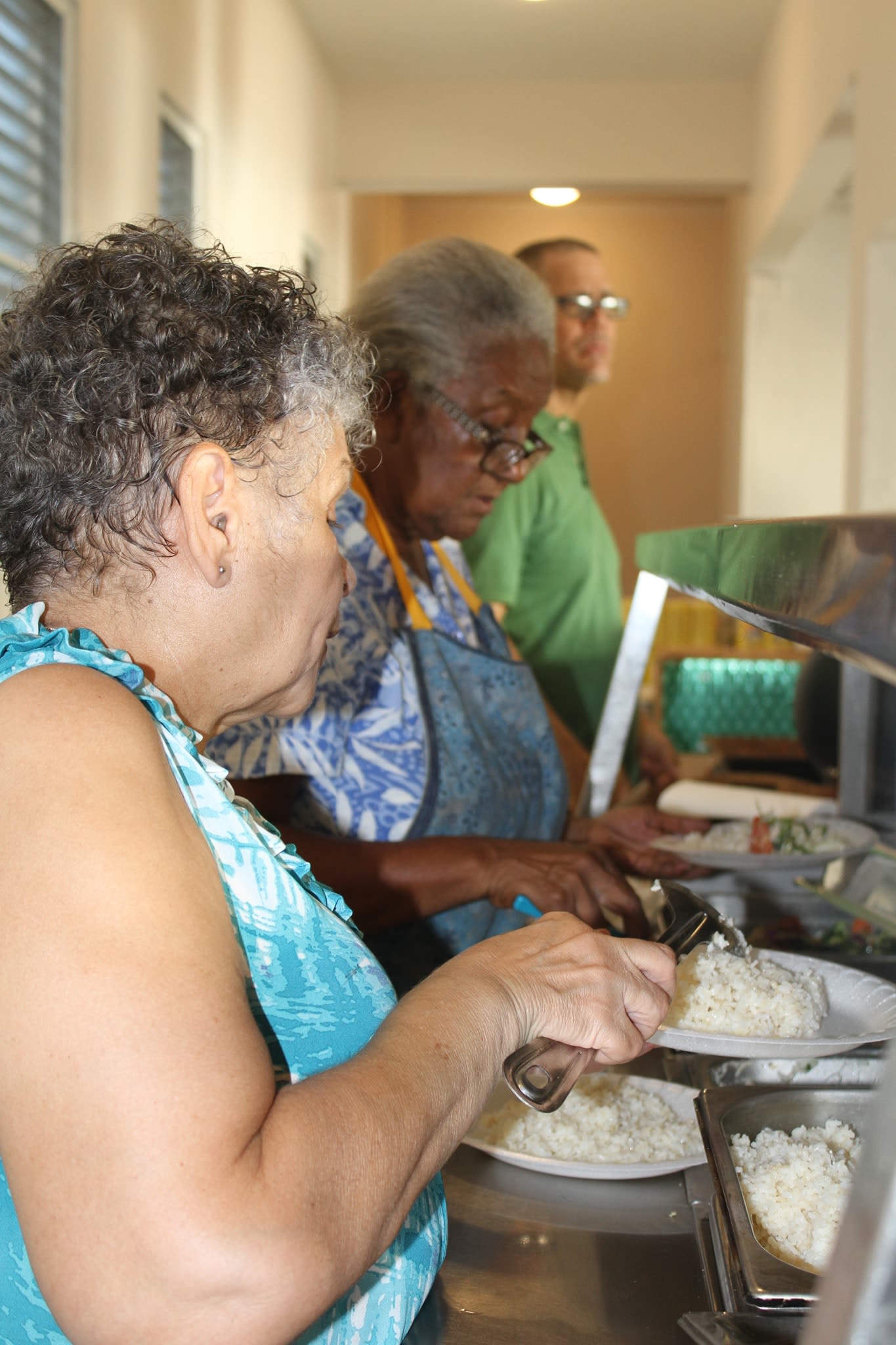 Pastora Gladys Belkis Ortiz de Moya sirve comida