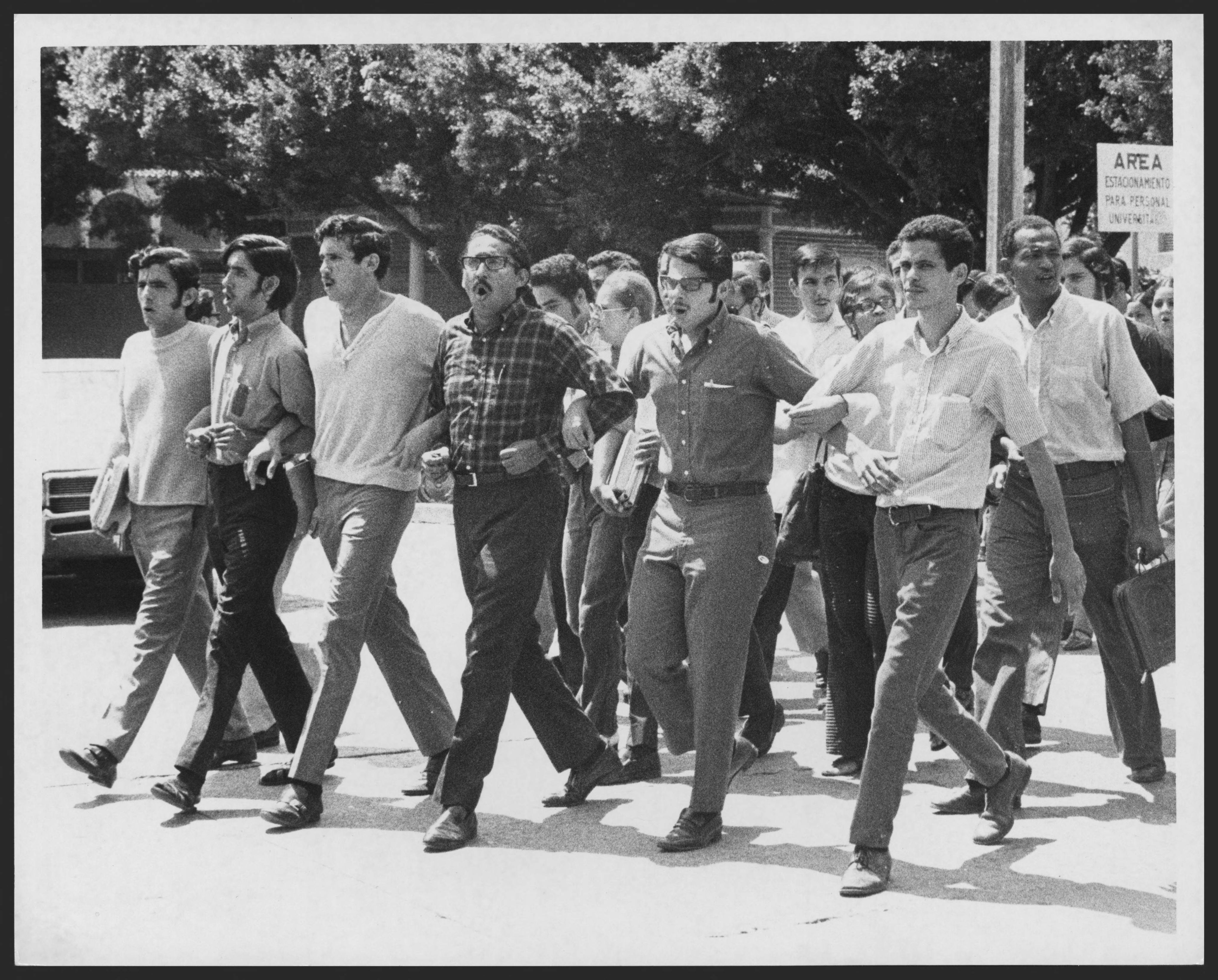 1969:Manifestantes luchan por la Universidad de Puerto Rico, Recinto de Río Piedras