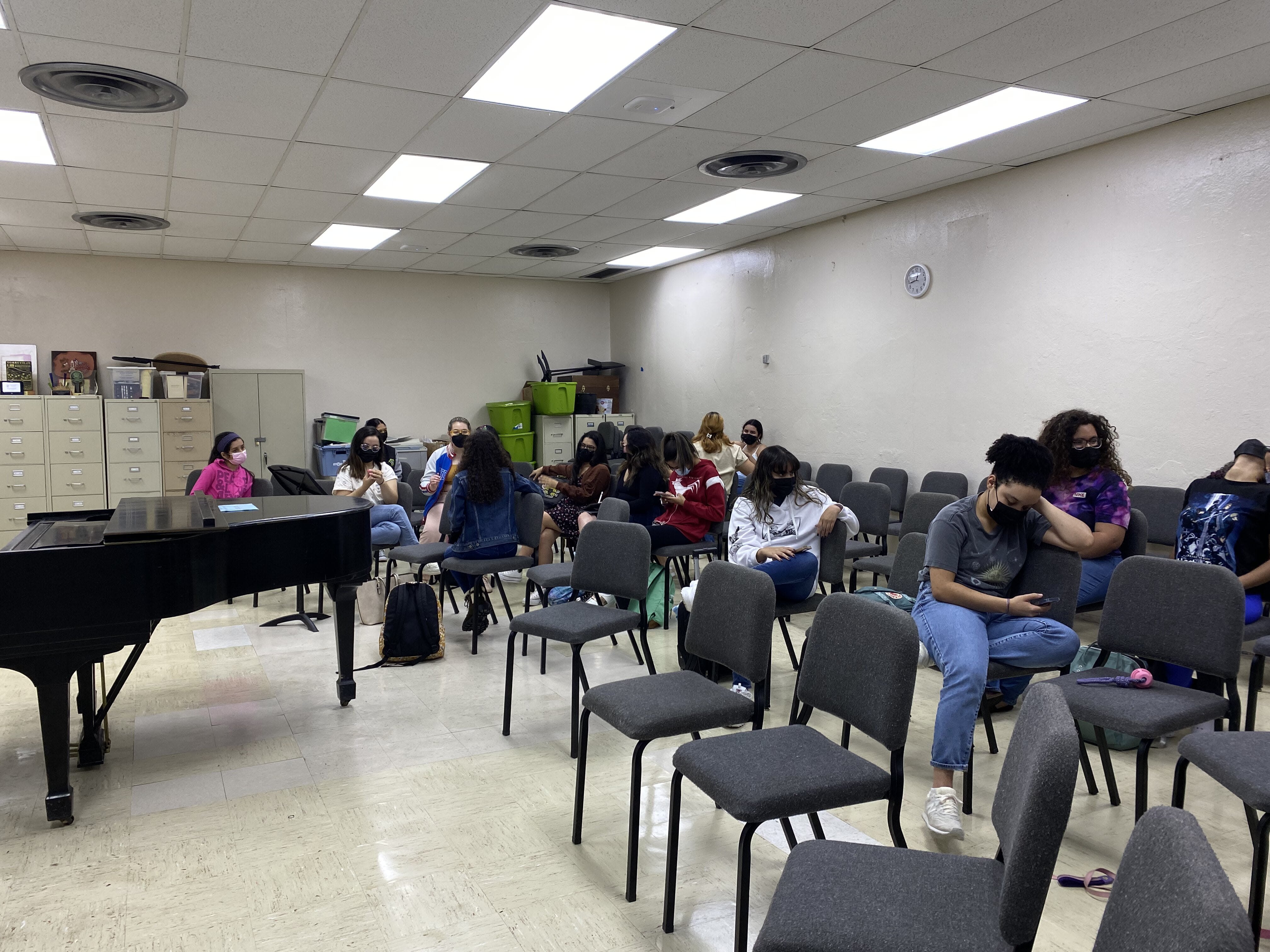 Integrantes del coro antes de ensayo
