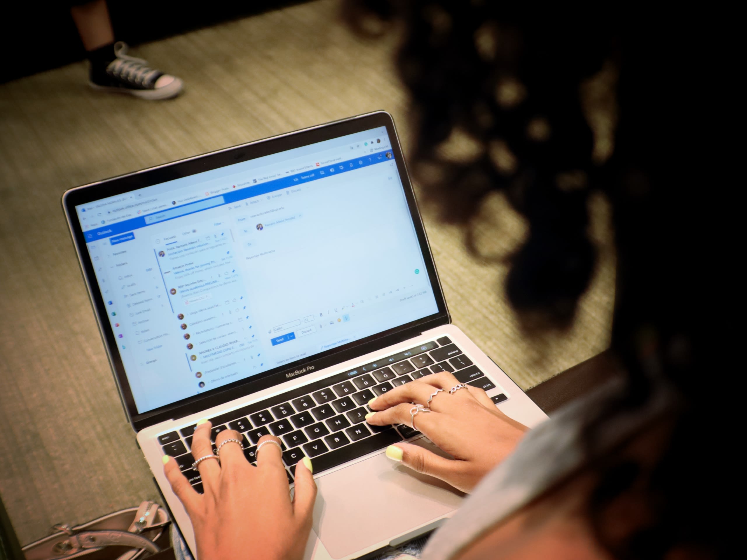 Estudiante escribe un correo electrónico en su computadora portátil