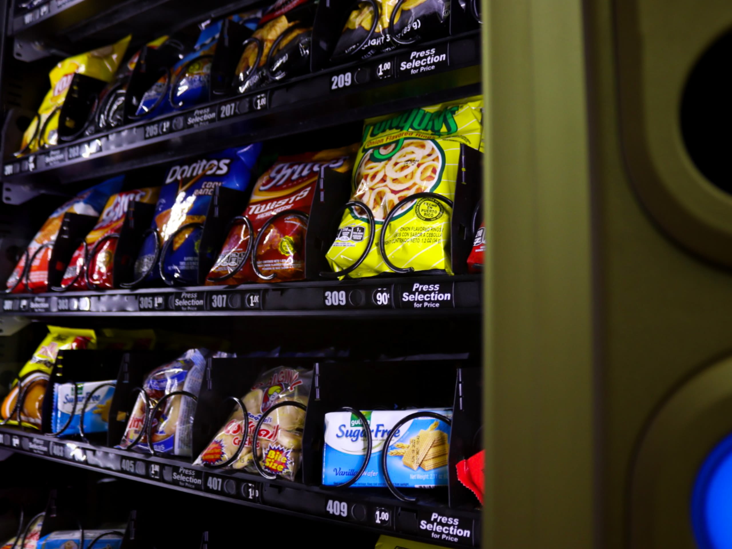 Máquina expendedora de alimentos insalubres