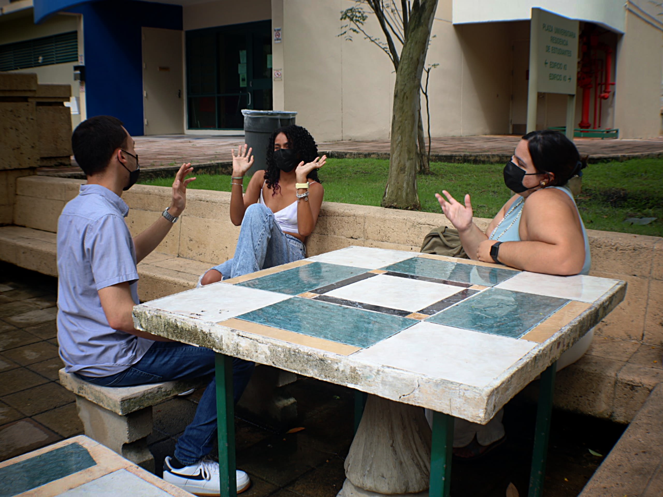 Amigos reunidos en una mesa al aire libre